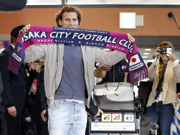 Cổ động viên Cerezo Osaka "phát cuồng" vì Diego Forlan ảnh 1