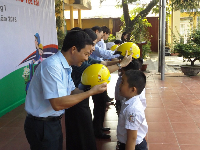Trao gần 1.600 mũ bảo hiểm đạt chuẩn cho học sinh tiểu học Thái Nguyên ảnh 1