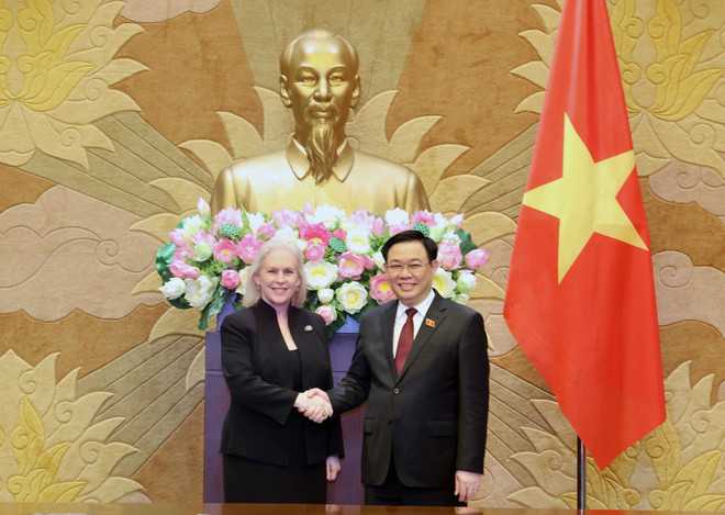 Chủ tịch Quốc hội Vương Đình Huệ với Chủ tịch Tiểu ban về các mối đe dọa mới nổi của Ủy ban Quân vụ thuộc Thượng viện Hoa Kỳ Kirsten Gillibrand. (Ảnh: Nhan Sáng/TTXVN) TTXVN_2703ChutichQuochoiVIetnamHOaky3.jpg