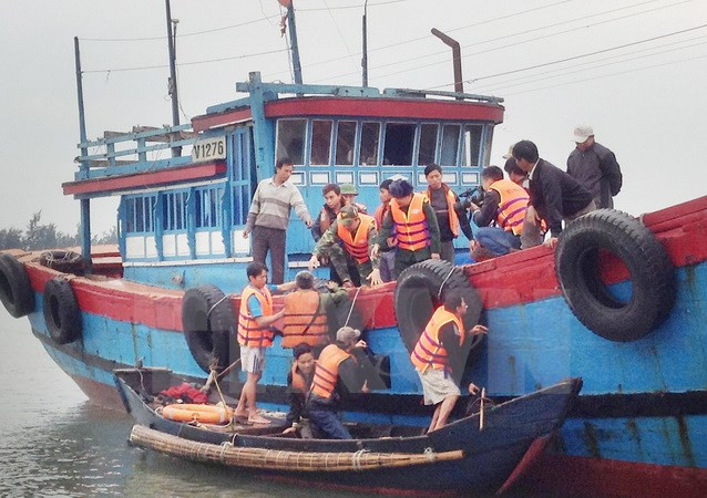 Cứu thoát 9 thuyền viên trên tàu hàng mắc cạn ở vịnh Vân Phong ảnh 1