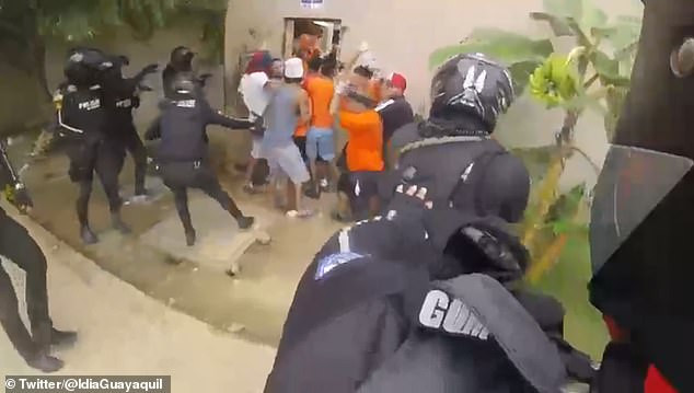 Lực lượng an ninh trấn áp các tù nhân. (Nguồn: dailymail) Hơn 50 tù nhân thiệt mạng trong các vụ bạo động nhà tù ở Ecuador ảnh 1