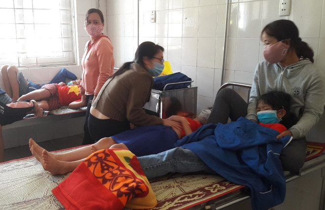 Các học sinh nhập viện theo dõi và điều trị tại Trung tâm y tế huyện Vĩnh Linh. (Ảnh: Thanh Thủy/TTXVN) Quảng Trị: Xác minh vụ việc 18 học sinh Tiểu học nhập viện sau bữa ăn ảnh 1