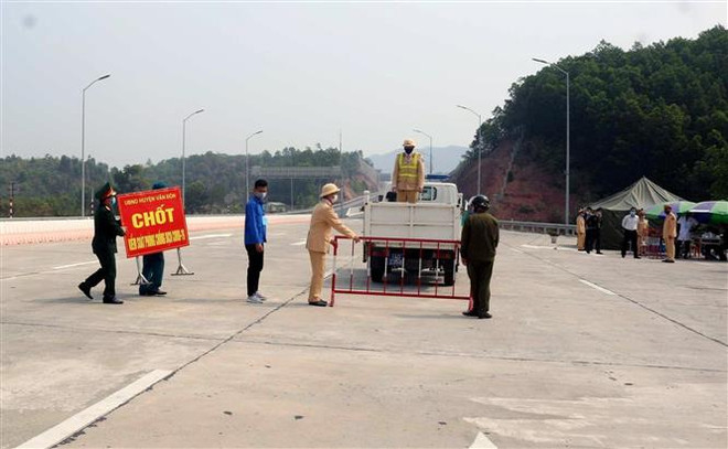 Quảng Ninh mở lại một số hoạt động, Kon Tum tạm dừng các chốt kiểm tra ảnh 1