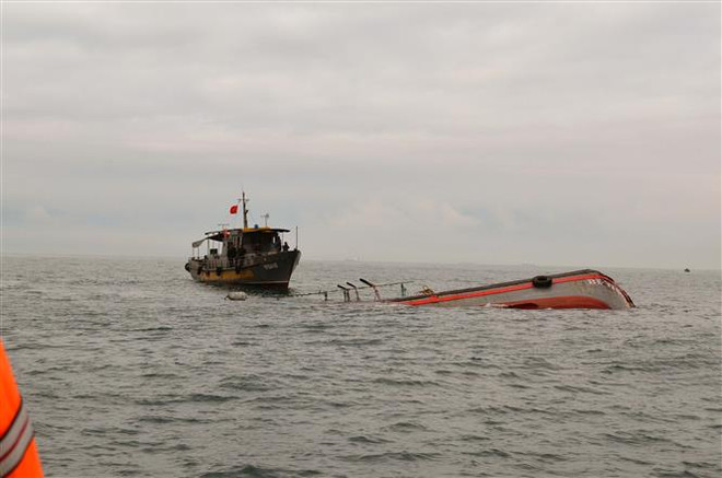 Bạc Liêu: Sà lan đứt dây neo nhấn chìm 3 phương tiện đường thủy ảnh 1