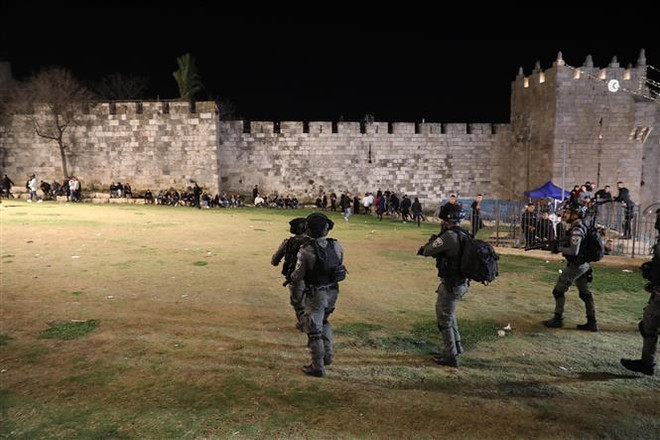 Cảnh sát Israel đụng độ với người Palestine ở Thành cổ Jerusalem ngày 3/4. (Ảnh: THX/TTXVN) Vấn đề Palestine: Gót chân Achilles của Israel tại Trung Đông ảnh 2