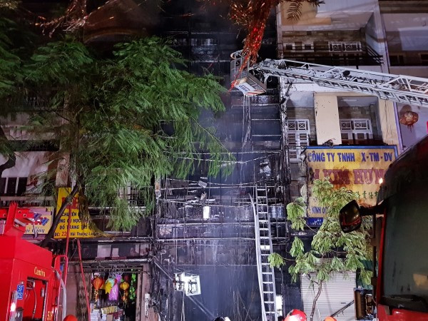 TP.HCM: 4 giờ đồng hồ giải cứu 1 phụ nữ mắc kẹt cạnh đám cháy dữ dội ảnh 1