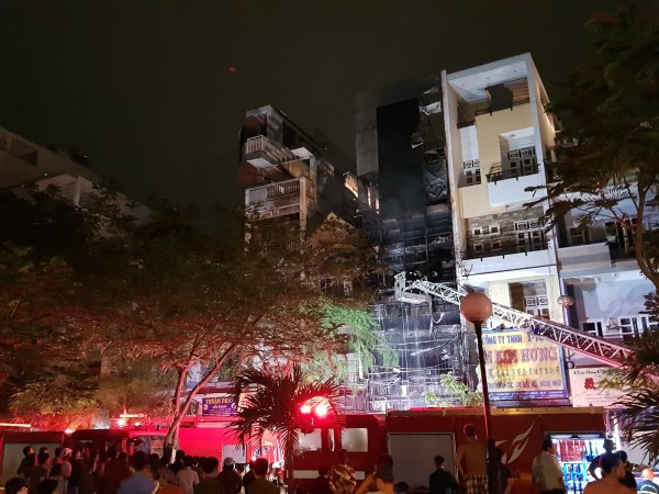 TP.HCM: 4 giờ đồng hồ giải cứu 1 phụ nữ mắc kẹt cạnh đám cháy dữ dội ảnh 2