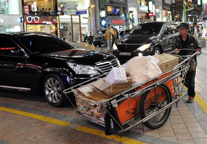 Người dân làm việc trên đường phố tại Busan, Hàn Quốc. (Ảnh: AFP/ TTXVN) IMF có thể hạ dự báo tăng trưởng kinh tế toàn cầu vì dịch COVID-19 ảnh 1