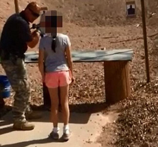 Bé gái 9 tuổi vô tình cướp cò bắn chết người thầy dạy bắn súng ảnh 1