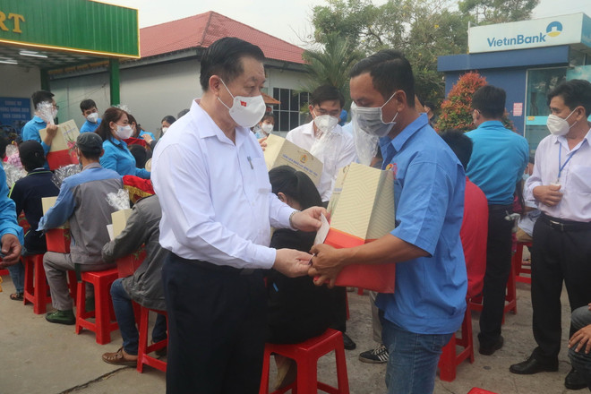 Trưởng ban Tuyên giáo TW tặng quà Tết cho công nhân, người lao động ảnh 1