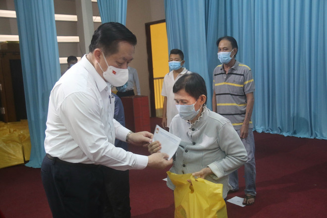 Trưởng ban Tuyên giáo TW tặng quà Tết cho công nhân, người lao động ảnh 2