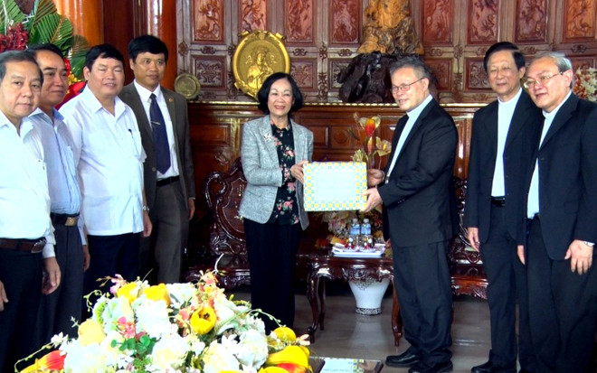 Trưởng ban Dân vận Trung ương chúc mừng lễ Phục sinh 2017 tại Huế ảnh 1