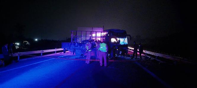 Ôtô tải đâm trực diện xe khách giường nằm, tài xế mắc kẹt trong cabin ảnh 1