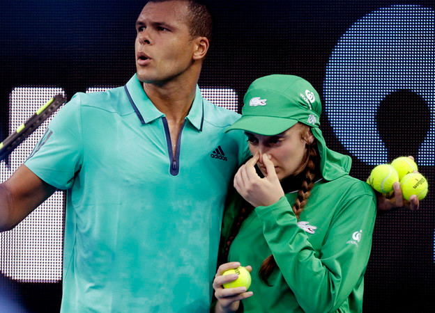 Tsonga có hành động đẹp với cô gái nhặt bóng ngay trên sân đấu ảnh 1