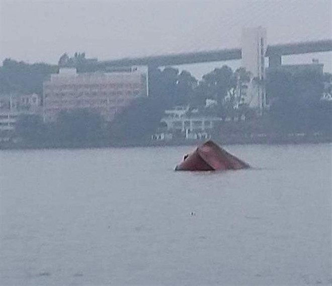 Kịp thời cứu hộ 8 thuyền viên bị chìm tàu ở vùng biển Quảng Ninh ảnh 1