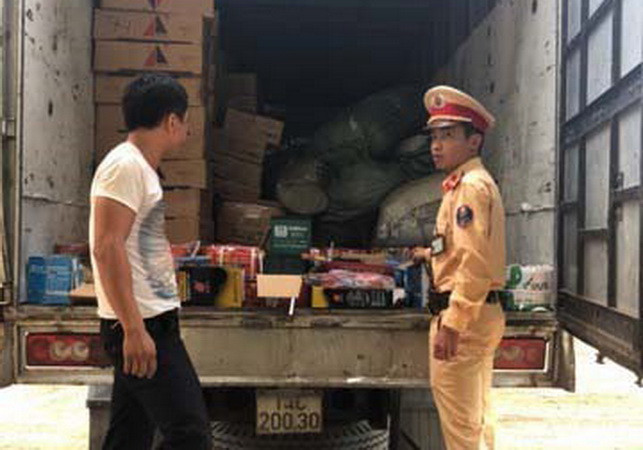 Nghệ An liên tục bắt giữ nhiều xe tải chở lượng lớn hàng lậu ảnh 1