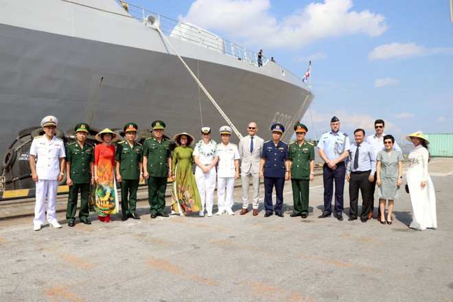 Đại diện các đơn vị chức năng tặng hoa, chào đón thủy thủ đoàn tàu Hải quân Hoàng gia Hà Lan. (Ảnh: Hoàng Ngọc/TTXVN) ttxvn_tau_ho_tong_hai_quan_hoang_gia_ha_lan_tham_viet_nam_2405-3.jpg