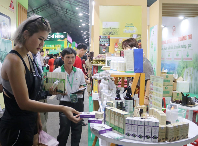 Khách quốc tế tham quan gian trưng bày tại Lễ hội. (Ảnh: Thu Hương/TTXVN) ttxvn_le_hoi_sam_va_huong_lieu_duoc_lieu_quoc_te_thanh_pho_ho_chi_minh_lan_thu_nhat_2405-2.jpg