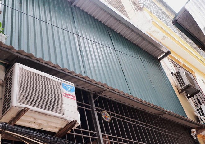 Một căn nhà gần nơi xảy ra vụ cháy, tiềm ẩn rủi ro khi xảy ra hỏa hoạn. (Ảnh: Vietnam+) chay_2405.jpg