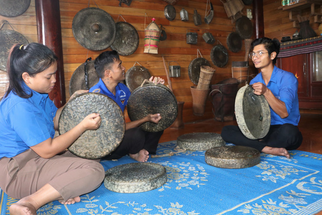Chàng trai Ca Dong với niềm đam mê sưu tầm nhạc cụ, vật dụng dân tộc ảnh 2