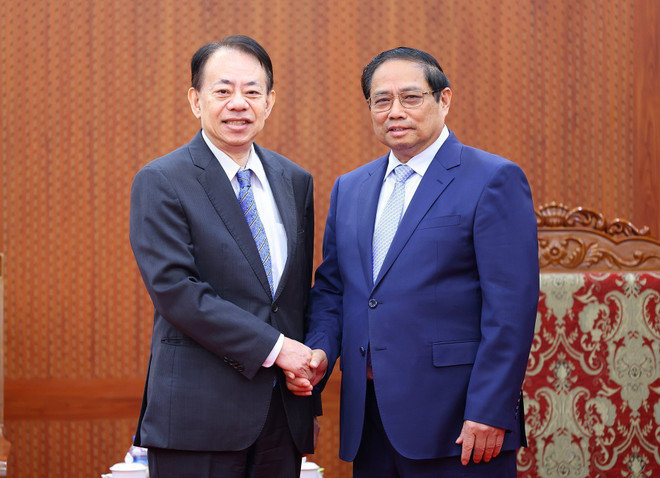 Thủ tướng Phạm Minh Chính tiếp ông Masatsugu Asakawa, Chủ tịch Ngân hàng Phát triển châu Á. (Ảnh: Dương Giang/TTXVN) TTXVN_1303ThutuongADB2.jpg