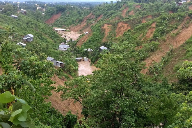 Hiện trường vụ lở đất ở Rangamati, Bangladesh ngày 13/6. (Nguồn: AFP/TTXVN) Mưa lớn gây lở đất chôn vùi hàng trăm người ở Bangladesh ảnh 1