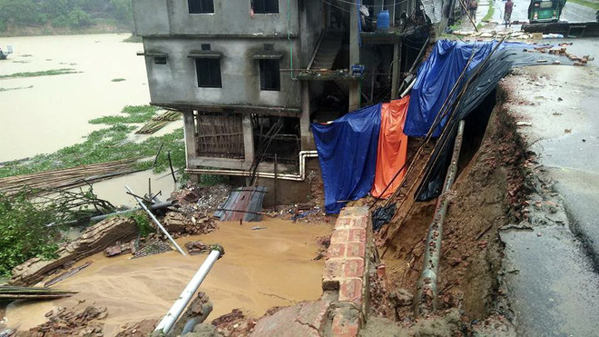 Một tuyến đường bị sạt lở sau vụ lở đất ở Rangamati, Bangladesh ngày 13/6. (Nguồn: EPA/TTXVN) Mưa lớn gây lở đất chôn vùi hàng trăm người ở Bangladesh ảnh 2