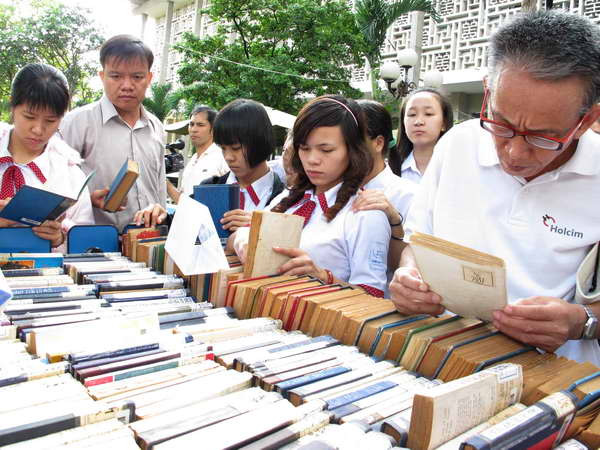 Trao đổi sách cũ là một trong những hoạt động khuyến đọc hiệu quả. (Ảnh: Phương Vy/TTXVN) Nhiều mô hình khuyến đọc khơi dậy niềm đam mê sách ảnh 1