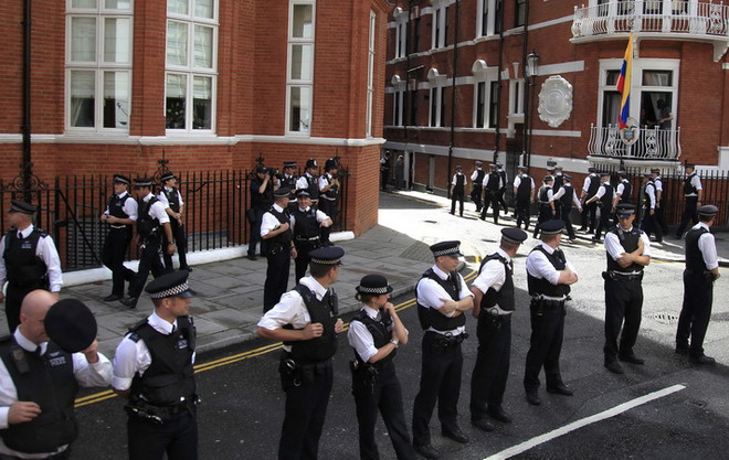 Anh tuyển thêm 1.500 cảnh sát vũ trang nhằm đối phó khủng bố ảnh 1