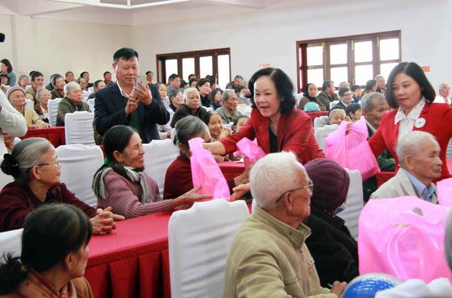 Trưởng ban Dân vận Trung ương thăm và tặng quà Tết tại Lâm Đồng ảnh 1