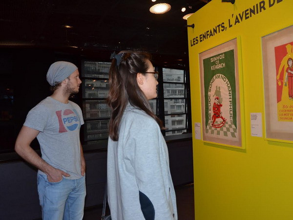 Bảo tàng Pháp kể chuyện phụ nữ Việt qua tranh cổ động ảnh 1