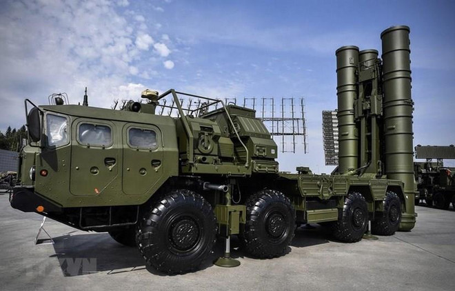 Hệ thống phòng thủ tên lửa S-400 của Nga. (Ảnh: AFP/ TTXVN) Mỹ đe dọa loại Thổ Nhĩ Kỳ ra khỏi NATO: Lời nói huênh hoang? ảnh 1