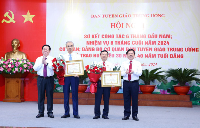 Đồng chí Nguyễn Trọng Nghĩa, Ủy viên Bộ Chính trị, Bí thư Trung ương Đảng, Trưởng Ban Tuyên giáo Trung ương trao Huy hiệu 30 và 40 năm tuổi Đảng cho các cá nhân. (Ảnh: Phương Hoa/TTXVN) TTXVN_1807Nguyentrongnghia2.jpg