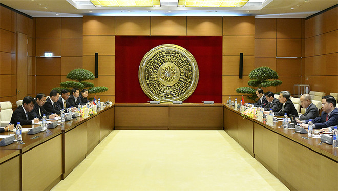 Quang cảnh buổi làm việc của lãnh đạo Ủy ban Khoa học, Công nghệ và Môi trường của Quốc hội Việt Nam và Ủy ban Kinh tế, Công nghệ và Môi trưởng của Quốc hội Lào. (Nguồn: daibieunhandan.vn) Thúc đẩy hợp tác Quốc hội Việt Nam-Lào về kinh tế, khoa học, công nghệ ảnh 1