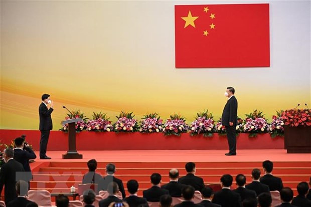 Tân Trưởng đặc khu Lý Gia Siêu tuyên thệ nhậm chức trước sự chứng kiến của ông Tập Cận Bình. (Ảnh: AFP/TTXVN) Trung Quốc: Ba thách thức của chính quyền mới ở Hong Kong ảnh 1
