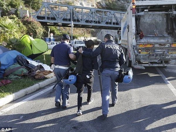 Italy trục xuất 9 người bị nghi có quan hệ với khủng bố ảnh 1