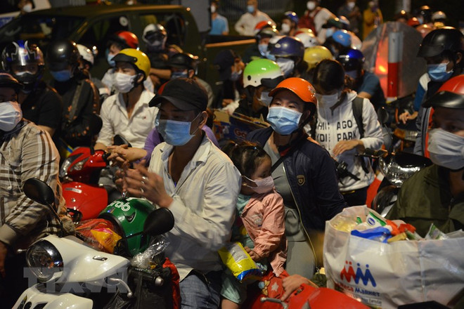TP.HCM: Dồn ứ đoàn người đi xe máy trước các chốt trên Quốc lộ 1A ảnh 1