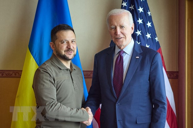Tổng thống Mỹ Joe Biden (phải) và người đồng cấp Ukraine Volodymyr Zelensky tại cuộc gặp bên lề Hội nghị Thượng đỉnh G7 ở Hiroshima (Nhật Bản) ngày 21/5/2023. (Ảnh: AFP/TTXVN) Tổng thống Mỹ và Ukraine thảo luận về các cam kết an ninh song phương ảnh 1