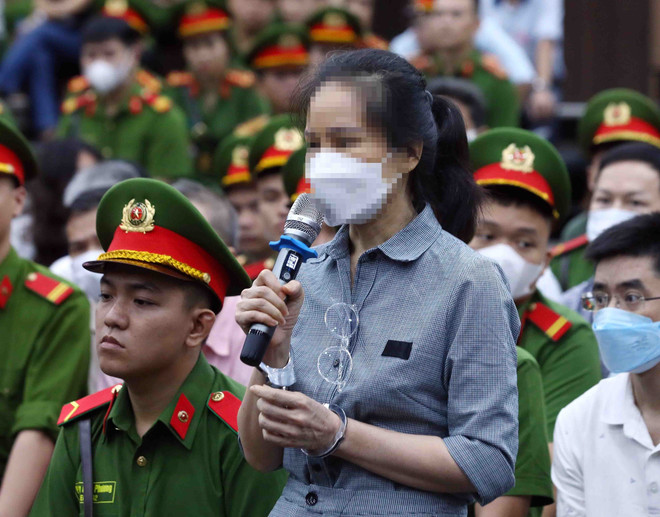Bị cáo Nguyễn Thị Hương Lan, cựu Cục trưởng Cục Lãnh sự, Bộ Ngoại giao khai báo trước tòa. (Ảnh: Phạm Kiên/TTXVN) Chuyến bay giải cứu: Cựu Cục trưởng Cục Lãnh sự thừa nhận nhận hối lộ ảnh 1