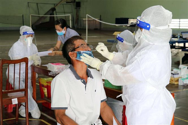 Các cơ sở y tế ở Ninh Thuận xét nghiệm SARS-CoV-2 bằng kỹ thuật test nhanh kháng nguyên cho trường hợp xét nghiệm dịch vụ. (Ảnh: Công Thử/TTXVN) Ngày 15/12: Việt Nam ghi nhận 15.527 ca nhiễm mới, 283 ca tử vong ảnh 1
