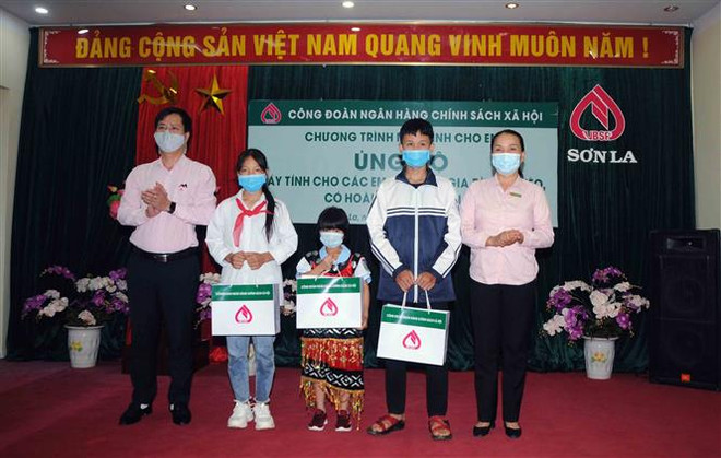 Bảo đảm các điều kiện dạy và học trực tuyến cho học sinh nghèo ảnh 1