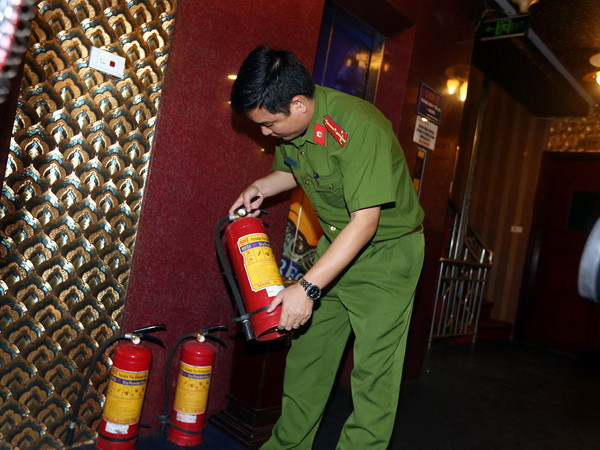 Hà Nội đình chỉ hàng loạt quán karaoke vi phạm an toàn cháy nổ ảnh 1