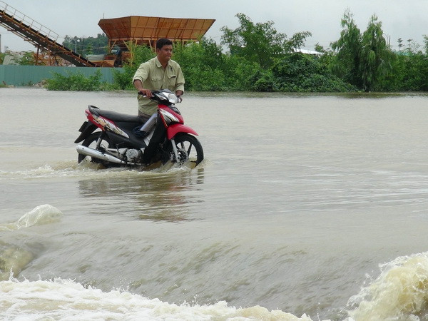 Tàu Cảnh sát biển đưa 8 thuyền viên gặp nạn về đảo Phú Quý ảnh 3