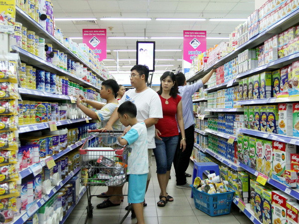 Người tiêu dùng TP. Hồ Chí Minh chọn mua sản phẩm hàng hóa tại Co.op mart Lý Thường Kiệt. (Ảnh: Thanh Vũ/TTXVN) TP Hồ Chí Minh vươn lên dẫn đầu cả nước về thu hút vốn FDI ảnh 1