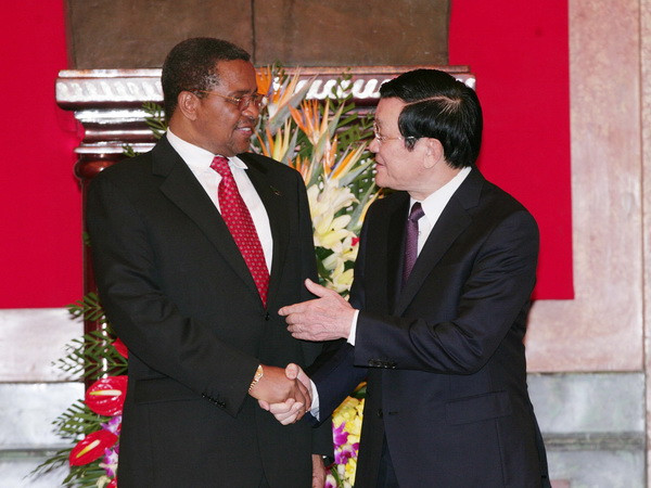 Chủ tịch nước Trương Tấn Sang và Tổng thống Cộng hòa Thống nhất Tanzania Jakaya Mrisho Kikwete tại lễ đón. (Ảnh: Doãn Tấn/TTXVN) Việt Nam-Tanzania nhất trí tăng cường quan hệ chính trị mật thiết ảnh 1