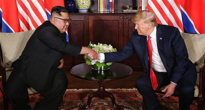 Nhà lãnh đạo Triều Tiên Kim Jong-un (trái) và Tổng thống Mỹ Donald Trump tại cuộc gặp ở Singapore ngày 12/6. (Ảnh: THX/TTXVN) Ông Trump muốn sớm tiến hành cuộc gặp thượng đỉnh Mỹ-Triều lần 2 ảnh 1