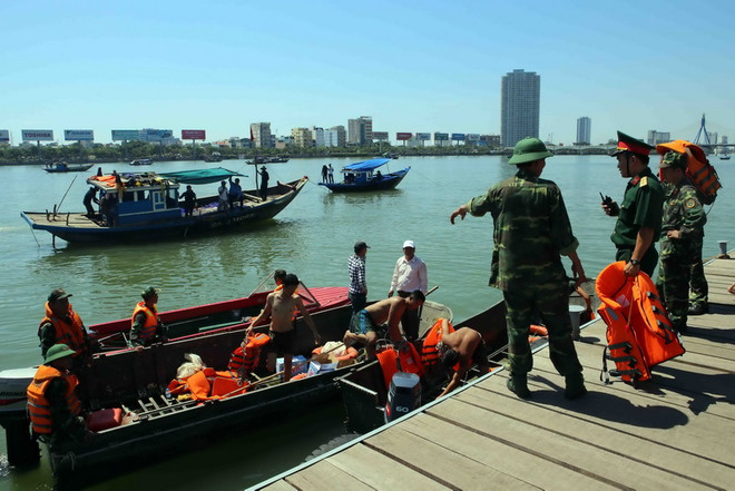 Thủ tướng Nguyễn Xuân Phúc chỉ đạo khắc phục hậu quả vụ chìm tàu ảnh 1