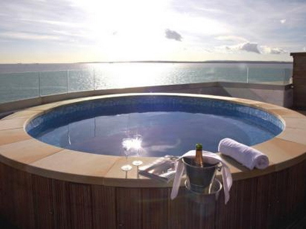 No Man’s Fort - Khách sạn độc đáo nhất thế giới giữa biển khơi ảnh 1