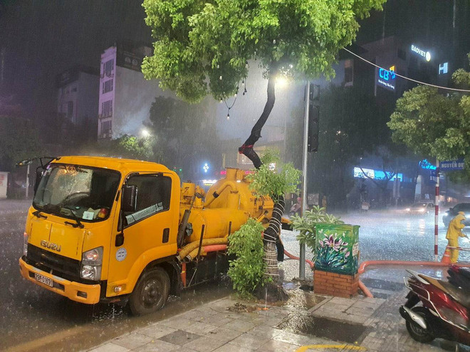 Nhiều tuyến đường phố ở thủ đô Hà Nội bị ngập do mưa lớn ảnh 2