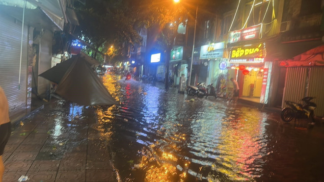 Nhiều tuyến đường phố ở thủ đô Hà Nội bị ngập do mưa lớn ảnh 1